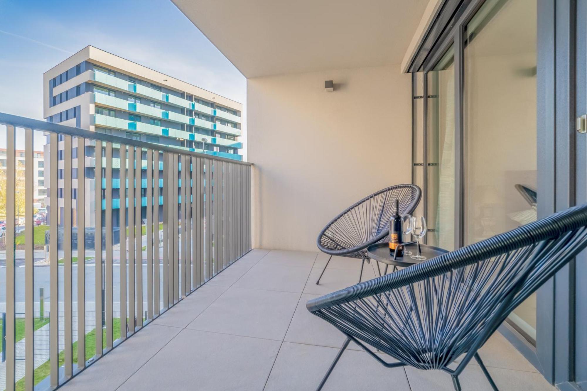 Chic Living At Vista Serenity With Balcony *