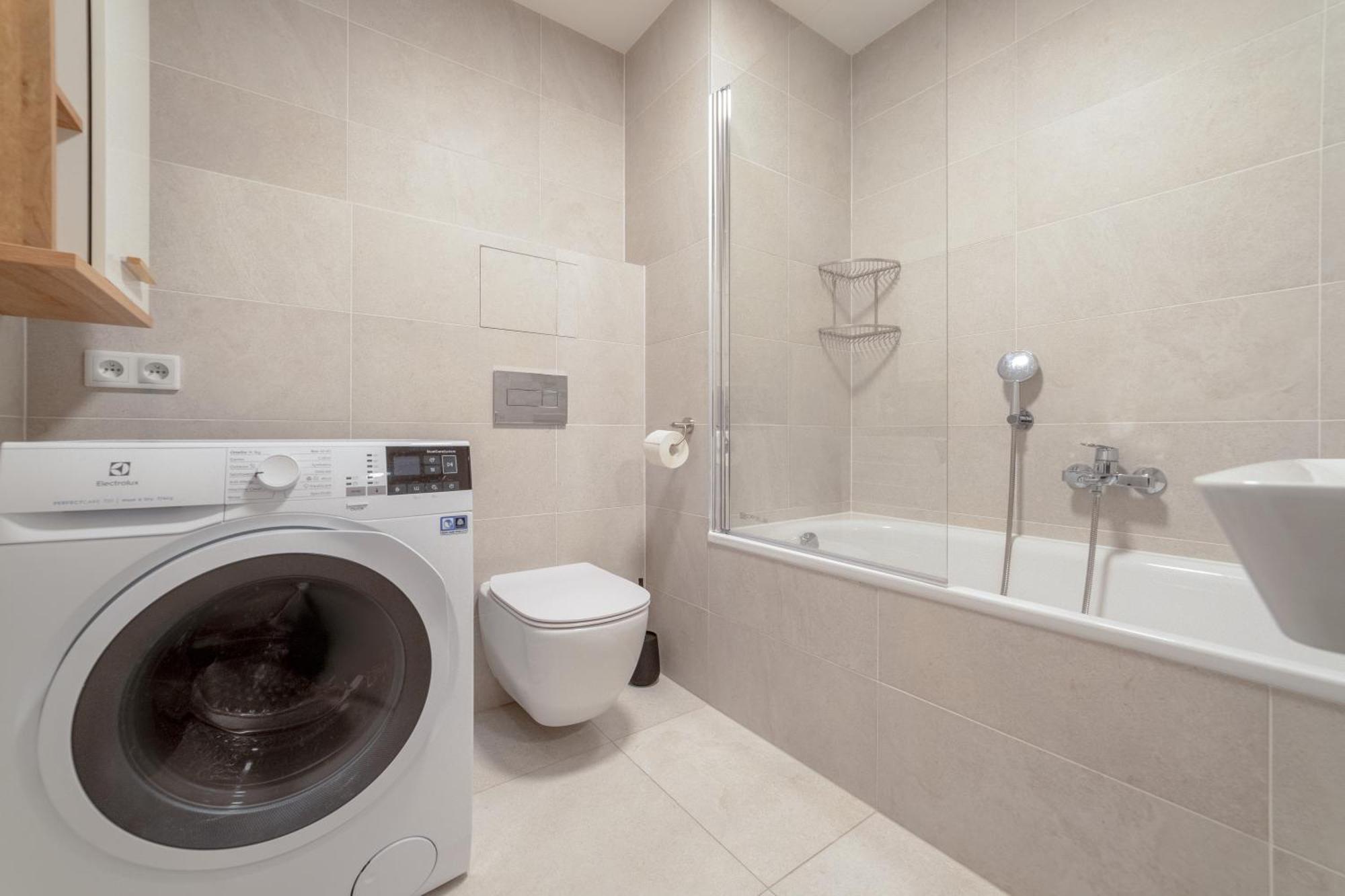 Chic Living At Vista Serenity With Balcony Praga